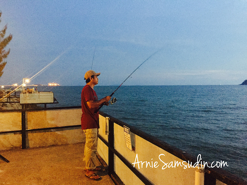 rockbund-fishing-chalet-memancing-malam